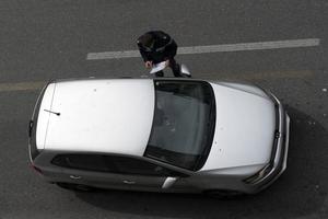 Genova, Italia - aprile 13 2020 - polizia controllo durante coronavirus covid quarentine foto