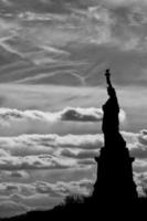 statua di libertà nero e bianca verticale isolato silhouette foto