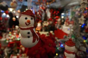 Natale albero decorazioni a strada mercato foto