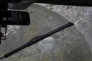 pesante pioggia su auto parabrezza tergicristallo foto