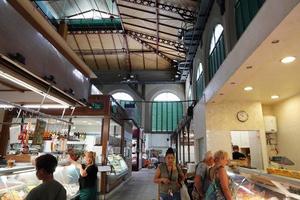 Firenze, Italia - settembre 1 2018 - persone acquisto a vecchio città mercato foto