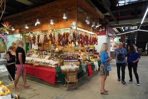 Firenze, Italia - settembre 1 2018 - persone acquisto a vecchio città mercato foto