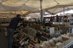 Roma, Italia - giugno 16 2019 - Campo dei Fiori posto mercato foto