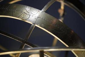 vecchio rame astrolabio dettaglio foto