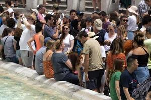 Roma, Italia - giugno 15 2019 - turista assunzione autoscatto a fontana di trevi Fontana foto