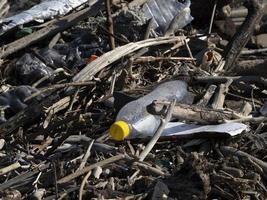 plastica e spazzatura su il spiaggia foto