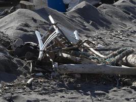 plastica e spazzatura su il spiaggia foto