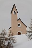 un' piccolo montagna Chiesa nel neve sfondo inverno tempo foto