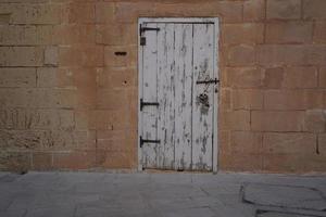 porta battente medina medievale villaggio pietra edificio nel Malta foto