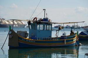 Malta colorato dipinto pesca barca nel marsaxlokk villaggio foto