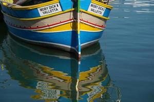 Malta colorato dipinto pesca barca nel marsaxlokk villaggio foto