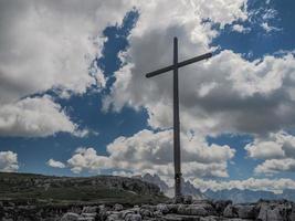 montare piana dolomiti montagne primo mondo guerra percorsi trincea buca foto