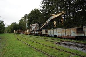 vecchio arrugginito treno gru abbandonato foto