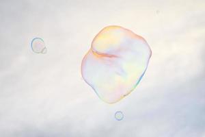 gigante sapone bolla su il cielo sfondo foto