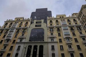 Madrid Spagna nonna attraverso edificio foto