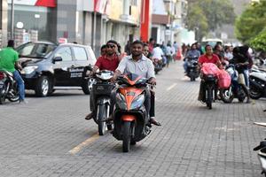 maschio, Maldive - febbraio 17 2018 - pesante traffico nel il strada prima sera pregare tempo foto