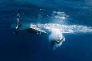 autorespiratore tuffatore salto a partire dal barca foto