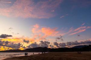 bellissimo paesaggio di tramonto su il spiaggia con bluastra nuvole foto