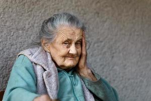 ritratto di un' molto vecchio rugosa donna foto