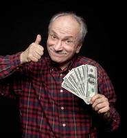 anziano uomo mostrando fan di i soldi foto