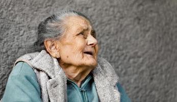 ritratto di un' molto vecchio rugosa donna foto