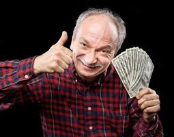 anziano uomo mostrando fan di i soldi foto
