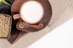 superiore Visualizza canapa latte e cereali nel Marrone ceramica stoviglie. copia spazio. foto