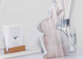 sydney, australia, 2020 - coniglio in legno con decorazioni da tavola foto