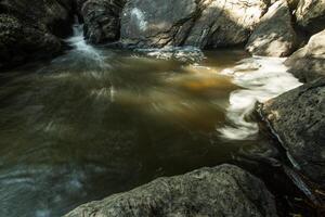 ruscello alla cascata di pha kluai mai foto