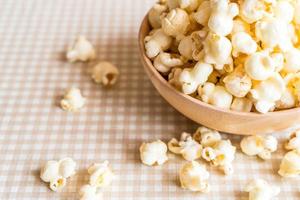 ciotola di popcorn al caramello sul tavolo foto