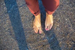 donna in piedi su il spiaggia con onda mare foto