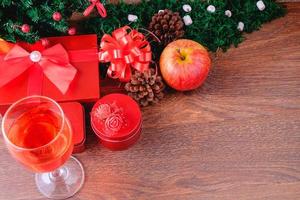 bicchiere di vino e scatole regalo a Natale foto