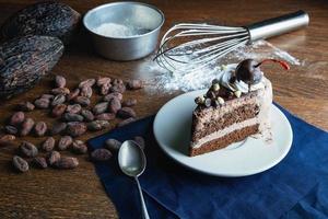 torta al cioccolato sul tavolo foto