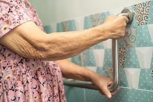 asiatico anziano o anziana signora anziana paziente uso toilette bagno maniglia sicurezza nel reparto ospedaliero infermieristico, sano forte concetto medico. foto