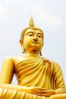 statua di buddha e sfondo blu cielo foto