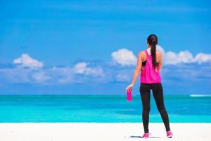 donna in abiti da ginnastica su una spiaggia foto