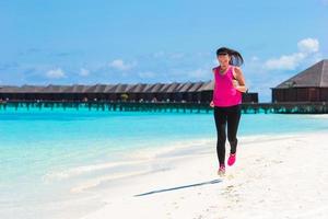 maldive, asia del sud, 2020 - donna che corre in un resort sulla spiaggia