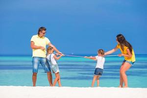 genitori e figli che giocano al tiro alla fune foto