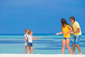 famiglia che gioca al tiro alla fune foto