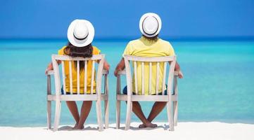 coppia rilassante in spiaggia foto