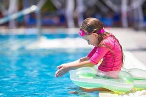 ragazza divertirsi in una piscina foto