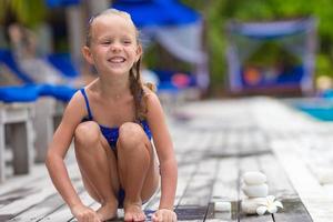 ragazza felice vicino alla piscina foto