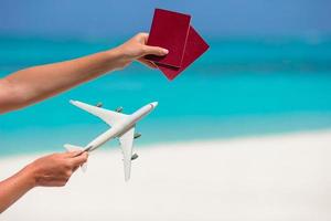 passaporti e un aeroplano giocattolo foto