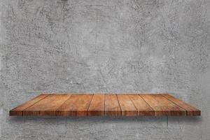mensola in legno su uno sfondo grigio cemento