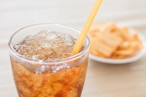 bicchiere di soda con spuntino su un piatto foto