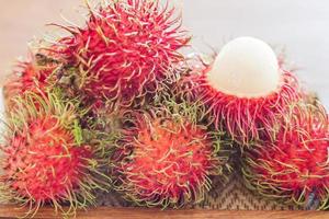 frutti di rambutan rossi foto