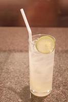 bicchiere d'acqua con una fetta di limone foto