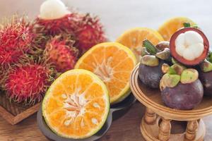frutta tropicale su un tavolo di legno foto