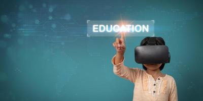 la piccola bambina asiatica con l'auricolare per realtà virtuale è eccitante per nuove esperienze. concetto di tecnologia gadget 3d e gioco di gadget del mondo virtuale e formazione online in futuro foto