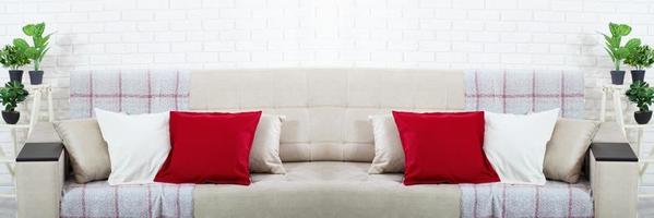 colorato cuscino su divano nel vivente camera foto